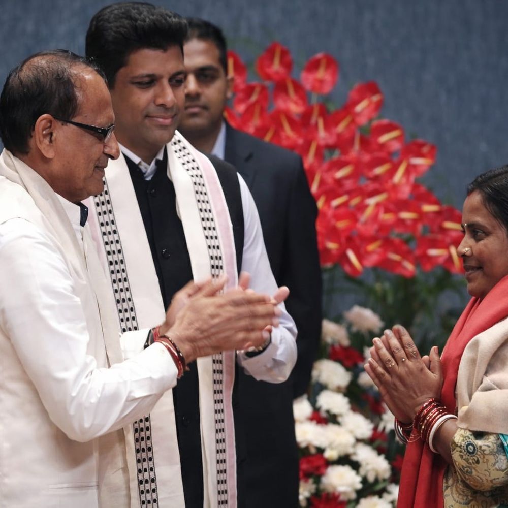 कर्तव्य पथ कार्यक्रम से पहले जीविका दीदी विवक देवी सम्मानित:केंद्रीय मंत्री शिवराज सिंह चौहान ने संवाद में पूछे सवाल, बोलीं- महीने का 30 हजार कमाती हूं