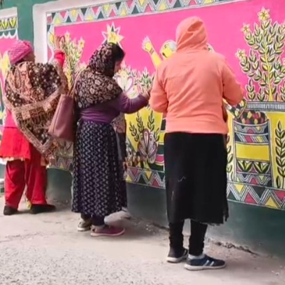 भागलपुर शहर की दीवारों पर उभरी मंजूषा कला:लोक विरासत को मिला नया मंच, महिला कलाकार जीवंत कर रही अंग क्षेत्र की पहचान