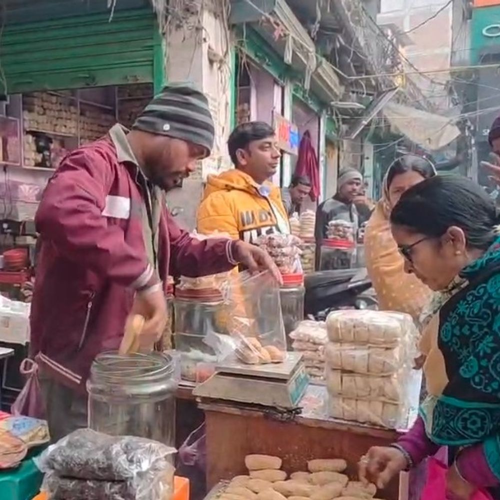 भागलपुर में मकर संक्रांति पर बाजार में उमड़ी भीड़:खोया और गुड़ से बनी तिलकुट की डिमांड, दुकानदार बोले- इस बार अच्छे कारोबार की उम्मीद है
