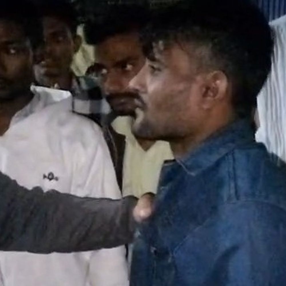 बाइक चोरी करते पकड़ाया चोर, लोगों ने कर दी पिटाई:घर में खड़ी बाइक चुराने के फिराक में था, मकान मालिक ने रंगेहाथ पकड़ा; दूसरा चोर फरार