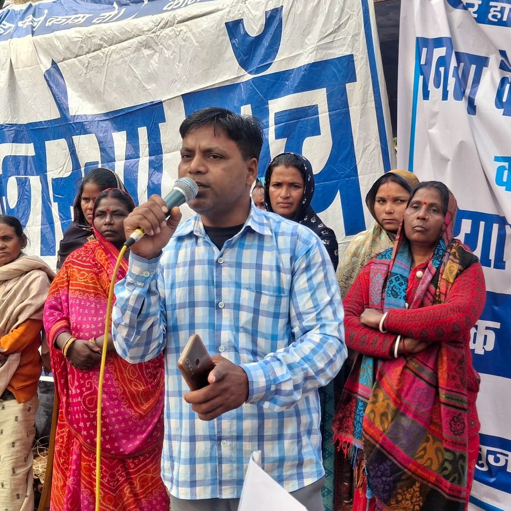 मुजफ्फरपुर समाहरणालय में सातवें दिन भी धरना जारी:मजदूरों–प्रशासन की बातचीत नहीं हुई सफल, मनरेगा वॉच के बैनर तले प्रदर्शन