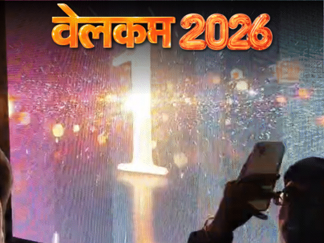 साल 2026 का ढोल-आतिशबाजी के साथ स्वागत:जश्न में डूबे युवा, सुबह से मंदिर में भारी भीड़, नर्मदा के दर्शन करने पहुंचे लोग