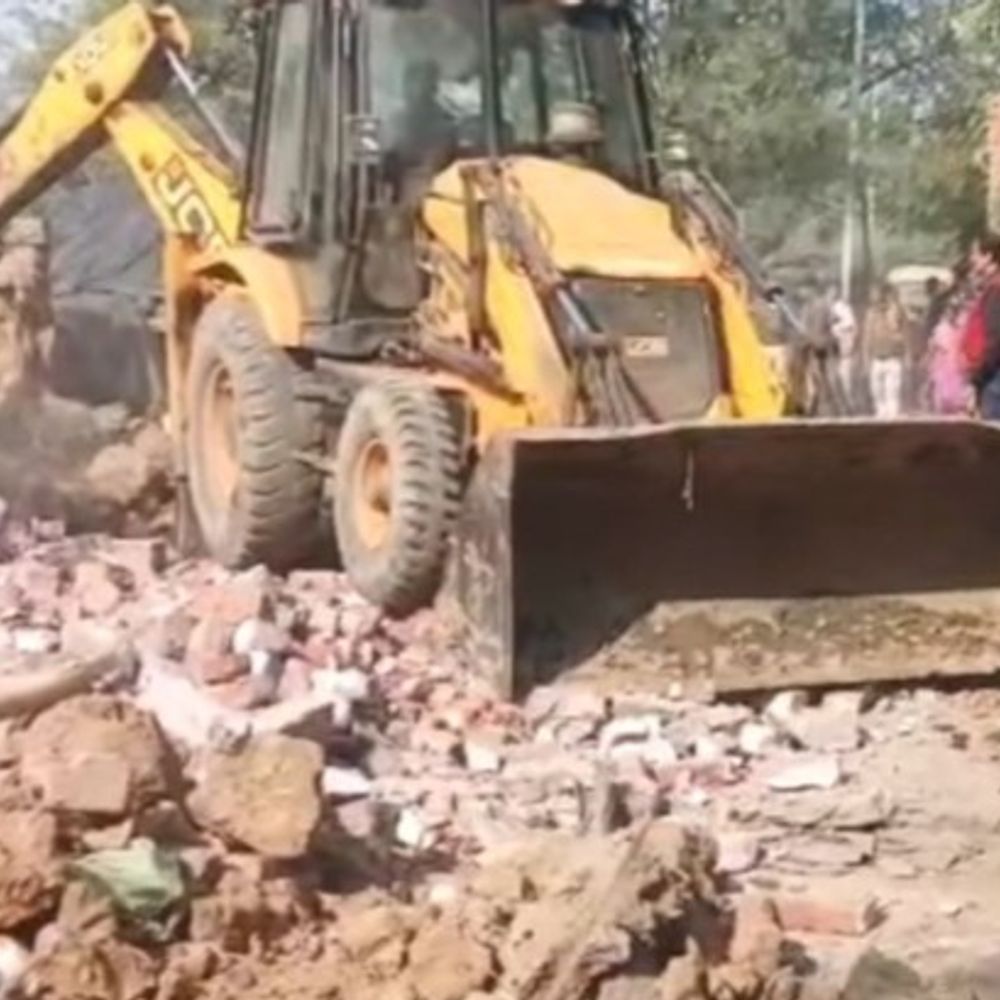 गयाजी में रेलवे की जमीन से हटाया अतिक्रमण:​​​76 परिवारों के घर पर चला बुलडोजर, रहने के लिए प्रशासन ने की व्यवस्था