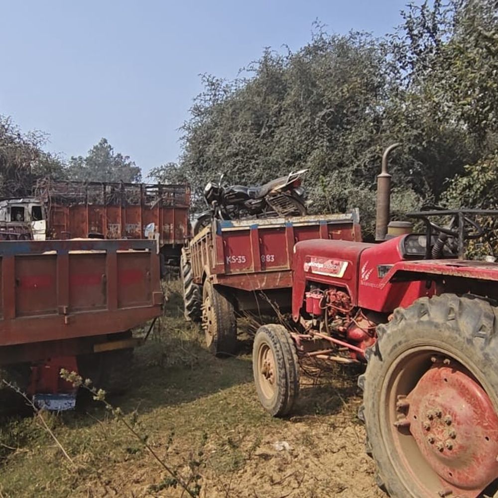 बालू माफिया को पड़ने एंबुलेंस से पहुंची पुलिस:गयाजी में वाहन छोड़कर भागे तस्कर, छापेमारी में 5 ट्रैक्टर और बाइक की जब्त