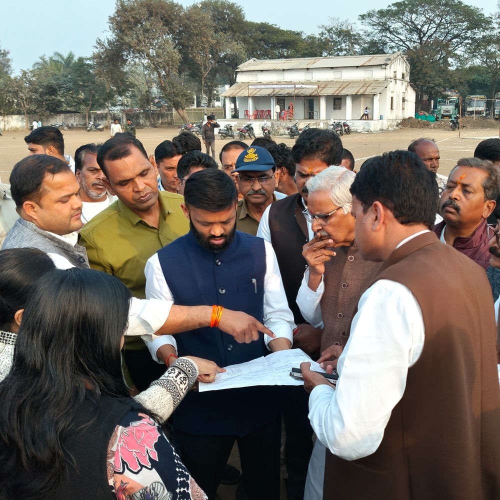 रामजीबाबा मेले में ले-आउट बदलने पर हंगामा:जगह शिफ्ट करने पर भड़के दुकानदार; विधायक बोले- जैसे चल रहा, वैसे ही चलने दो