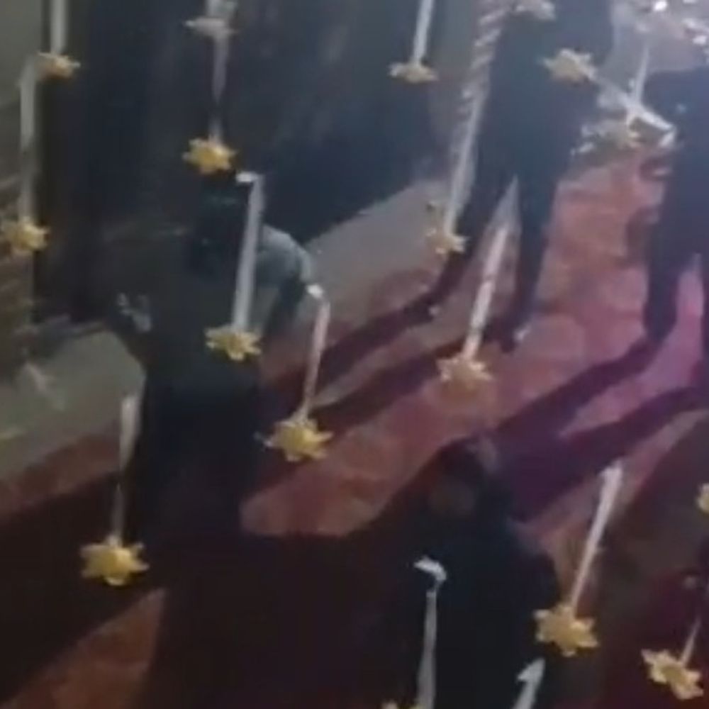 गयाजी में रंगदारी के लिए पत्थरबाजी:मगध कॉलोनी में भीड़ ने चलाए पत्थर, पीड़ित बोला- जबरन घर में घुसने की कोशिश की