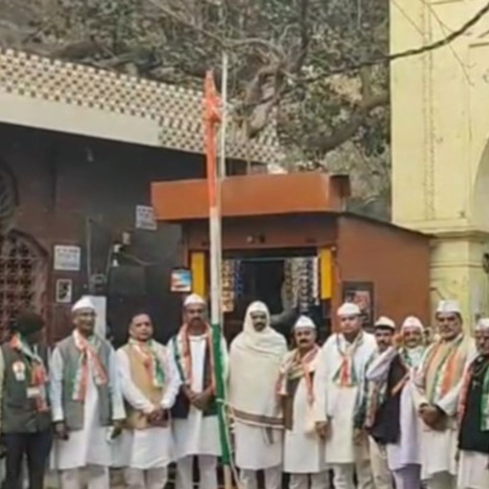 गणतंत्र दिवस पर कांग्रेस कार्यालय में ताला:अगस्त क्रांति द्वार पर फहराया तिरंगा, कहा- कांग्रेसियों ने परंपरा नहीं तोड़ी