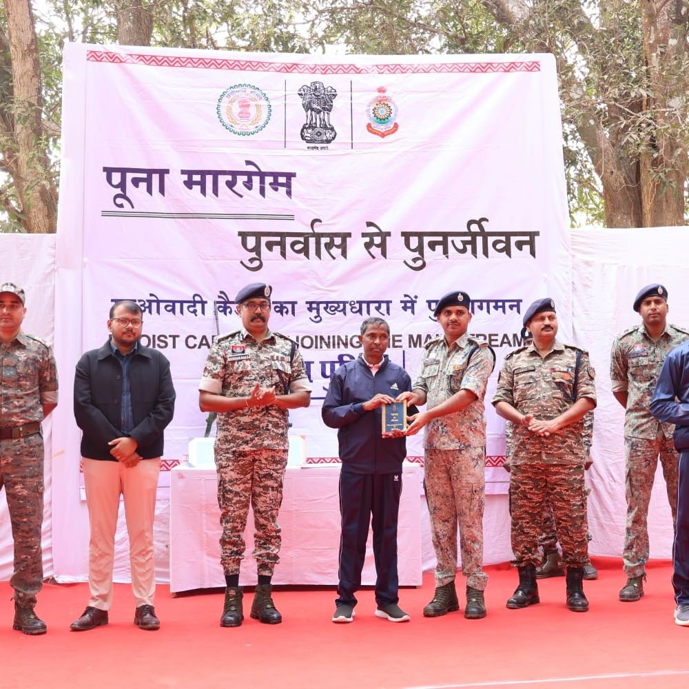 सुकमा में 8 लाख रुपए के 4 नक्सलियों का सरेंडर:आंध्र-छत्तीसगढ़ बॉर्डर इलाके में थे सक्रिय, ऑटोमैटिक वेपंस भी साथ लेकर आए