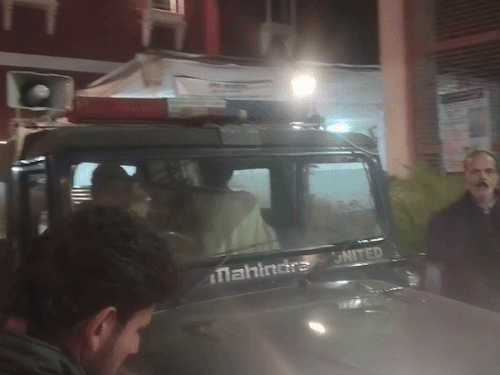 वाराणसी में भाजपा-पार्षद के बेटे ने दरोगा को जड़ा थप्पड़:मणिकर्णिका द्वार पर बाइक लेकर पहुंचा था हुकुलगंज पार्षद का बेटा, रोकने पर की बदतमीजी