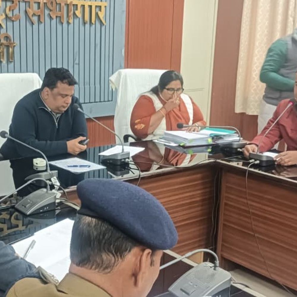 कलेक्टर बोले–प्रदूषण फैलाने वाले के खिलाफ मुकदमा दर्ज करो:बोले– फैक्ट्रियों का अनट्रीट पानी किसी भी सूरत में नदी में न जाए, अवैध पाइप लाइन दिखे तो उखाड़ो