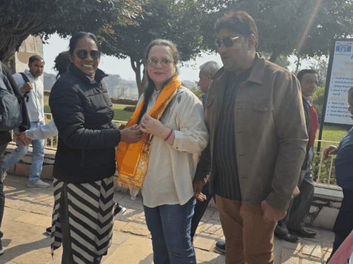 पद्मिनी महल देखने चित्तौड़गढ़ पहुंचीं पूर्व अभिनेत्री मंदाकिनी:सिर्फ पद्मिनी महल देखने की जताई इच्छा, 20 मिनट में लौटी एक्ट्रेस