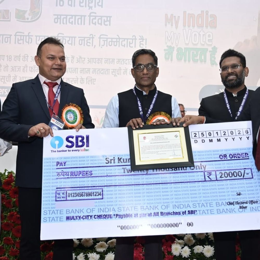 जिला पदाधिकारी को राष्ट्रीय मतदाता दिवस पर सम्मान:नालंदा में चुनावी प्रक्रिया को निष्पक्ष तरीके से कराया, संचालन को लेकर मिली उपलब्धि