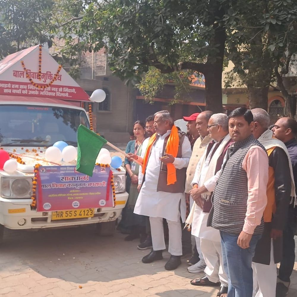 बाल विवाह के खिलाफ जागरूकता रथ रवाना:सांसद ने दिखाई हरी झंडी, बोले- कुप्रथा को जड़ से मिटाना है