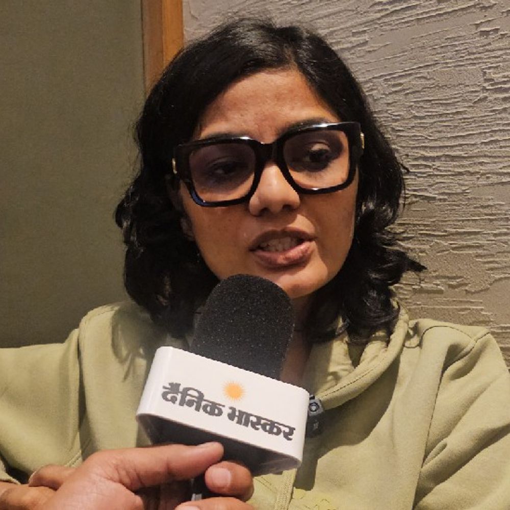 ‘बांग्लादेश में हिंदू मारे जा रहे हैं, प्रधानमंत्री रोकें’:लखनऊ में नेहा सिंह राठौर बोलीं- मैंने कभी संविधान नहीं तोड़ा, लेकिन मुझे गुंडा कहा जाता है