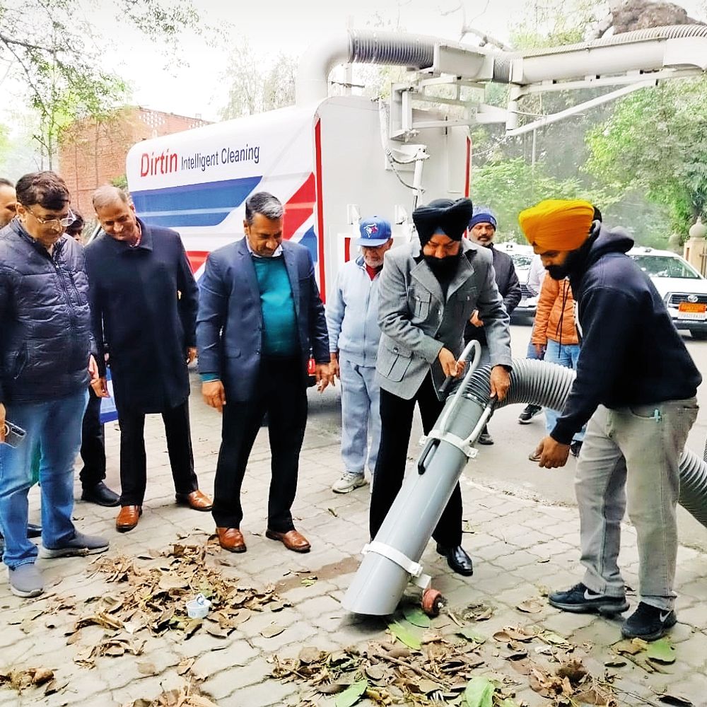 ‘स्मार्ट सिटी’ बनाने की ओर कदम…निगम की शहर को “वैक्यूम बेस्ड लिटर पिकिंग’ मशीन की सौगात