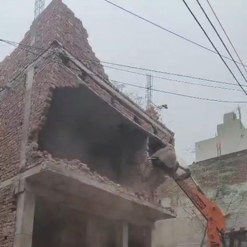 सील बिल्डिंग में फिर शुरू किया काम निगम की टीम ने जेसीबी से तुड़वाया