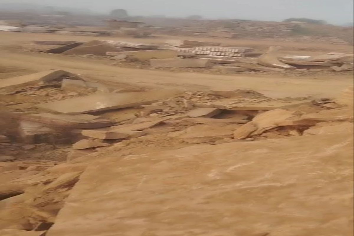 बिजौलिया में भू-माफिया बेखौफ: अस्पताल में पत्नी का इलाज करा रहा किसान, पीछे खेत में हो रहा अवैध खनन