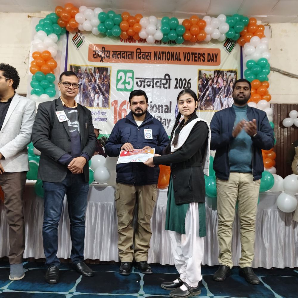 रामपुर डीएम ने दिलाई मतदाता शपथ:उत्कृष्ट बीएलओ और छात्र-छात्राओं को सम्मानित किया