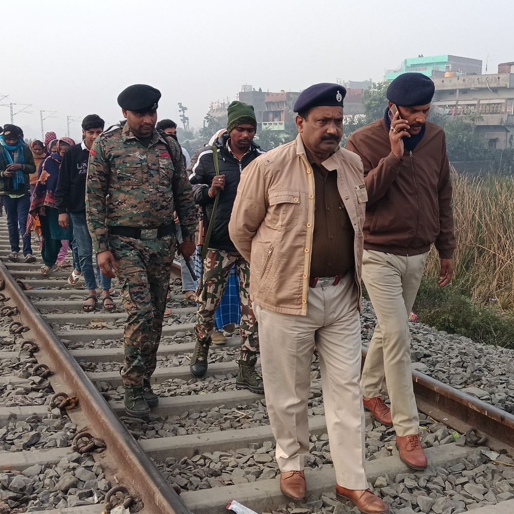 नरकटियागंज में अंडा व्यवसायी की गोली मारकर हत्या:शव झाड़ियों में मिला, मौके से एक देशी कट्टा भी बरामद; जांच में FSL की टीम जुटी