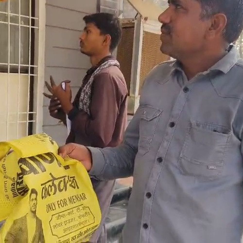 दमोह SBI बैंक से किसान के 42 हजार रुपए चोरी:थैला काटकर निकाले पैसे, धान बेचकर जमा करने आया था