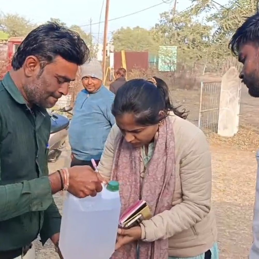 आगर में पीने की पानी की जांच:रिपोर्ट में पानी पीने योग्य मिला, उज्जैन से आई टीम ने की टेस्टिंग