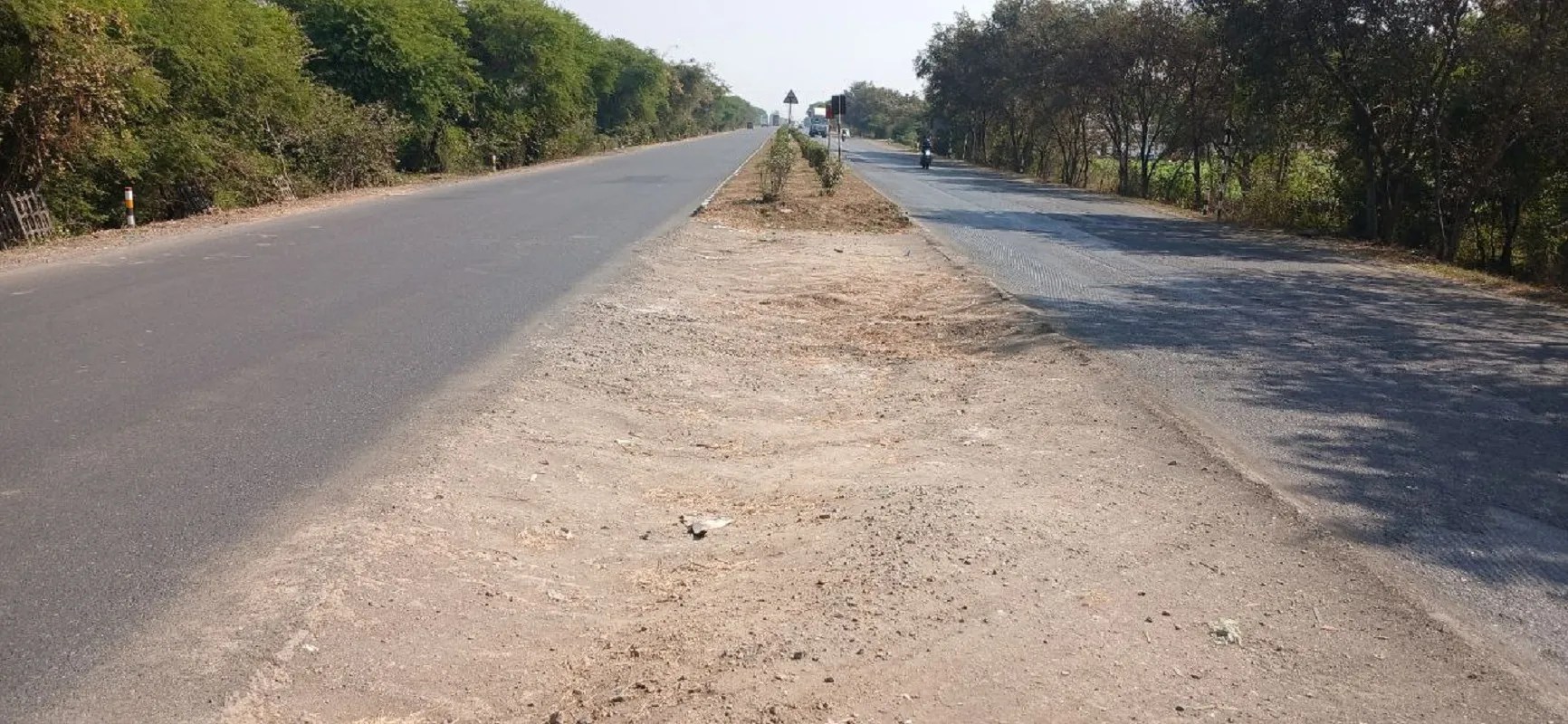 नरसिंहपुर जिले में हाइवे पर दो साल से टूटा पड़ा डिवाइडर, ब्रिज के पास फैली गिट्टी-मिट्टी