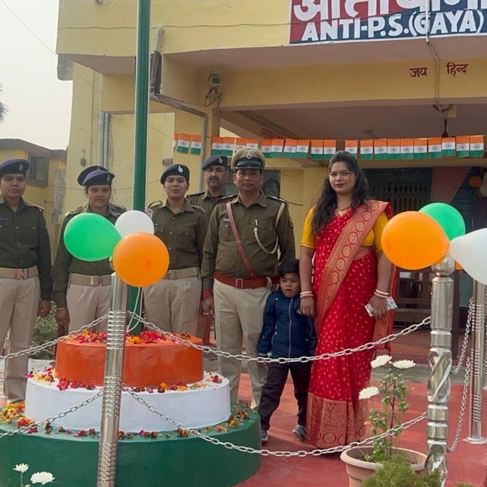 कोंच प्रखंड में 77वां गणतंत्र दिवस मनाया गया:सरकारी और गैर सरकारी संस्थानों में हुआ झंडोत्तोलन