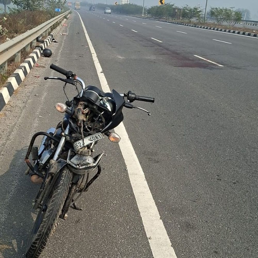 पलवल में वाहन की टक्कर से युवक की मौत:फरीदाबाद में ड्यूटी जा रहे दोस्त घायल; एक्सप्रेस-वे पर हुआ हादसा