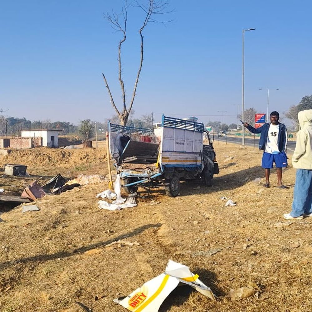 हाईवा ने पिकअप वैन को उड़ाया,4 की मौके पर मौत:गुमला में NH-23 पर हादसा, 2 घायल; मकर संक्रांति पर तिलकुट बेचने जा रहे थे सभी