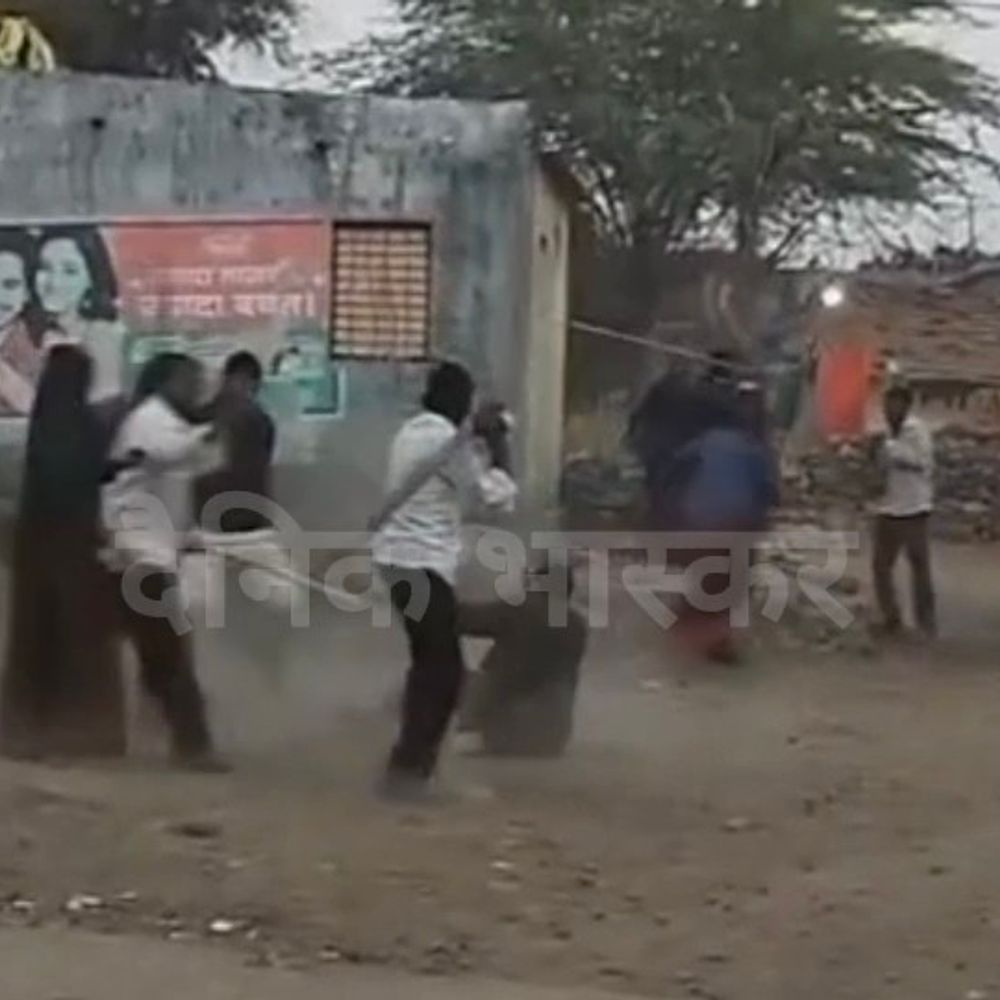 नीमच दो पक्षों में चले लाठी-डंडे, VIDEO:मंदिर-सड़क विवाद पर पथराव, घरों में आग लगाने का आरोप, 12 लोग घायल