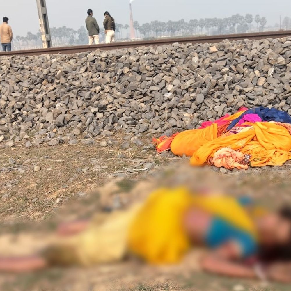 भागलपुर में रेलवे लाइन पर मिली महिला की लाश:टूटा हाथ और बॉडी पर जख्म के मिले निशान, शव से 2 मीटर दूर बच्चे का चप्पल भी बरामद