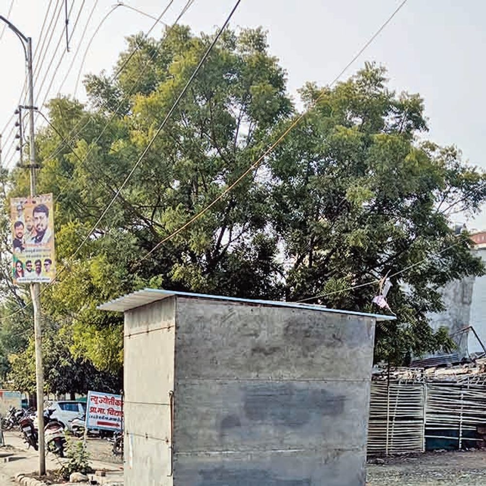 शहर के वॉकिंग जोन में अतिक्रमण, स्टेशन रोड पर बनी नाली के ऊपर लगा ली गुमटी