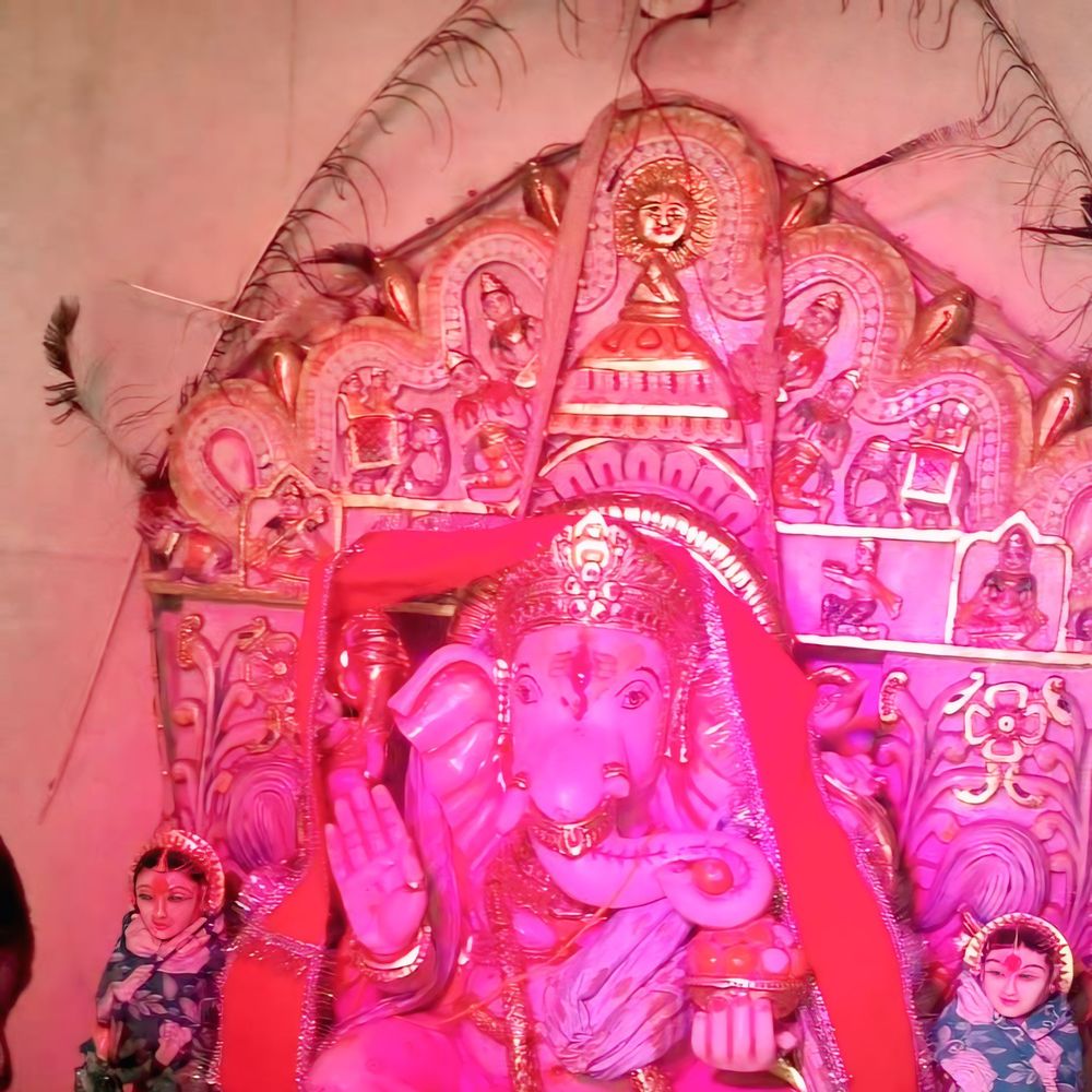 मंत्रोच्चार के बीच मंदिर के शिखर पर नवीन ध्वजा फहराई, बड़ी संख्या में श्रद्धालु शामिल