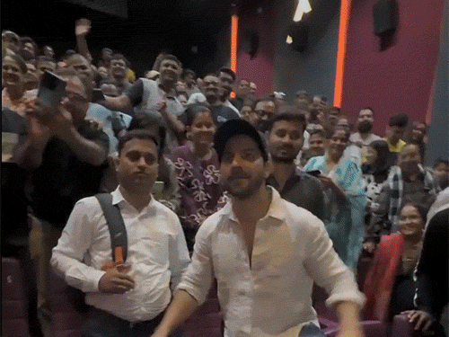 फिल्म बॉर्डर 2 ने दो दिनों में कमाए ₹72.69 करोड़:मुंबई में थिएटर में पहुंचे वरुण धवन, एक्टर को देख फैंस हो गए सरप्राइज