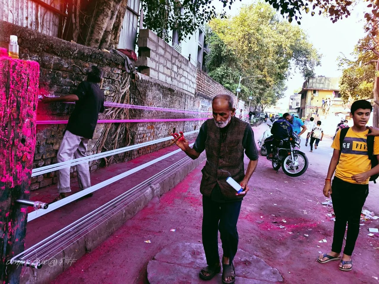 उत्तरायणः डोर रंगते-रंगते रंगरेजों की कट गई उंगलियां