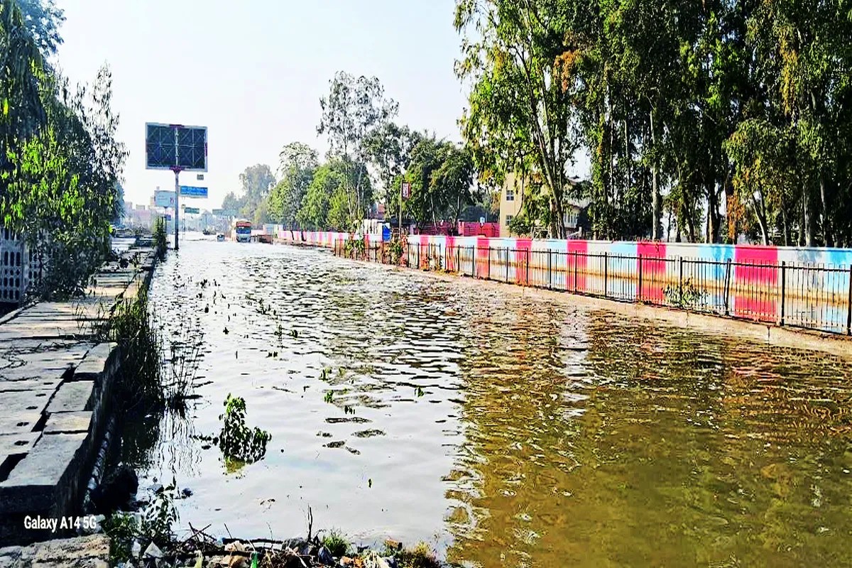 भिवाड़ी हाईवे पर चार फीट तक भरा पानी … कारोबार प्रभावित, विद्यार्थी हो रहे परेशान…. देखें फोटो गैलेरी……