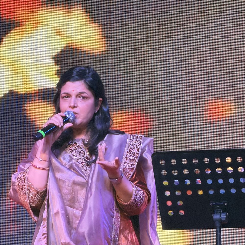 मंदार महोत्सव में कविता पौडवाल की सुरीली प्रस्तुति:ठंड के बावजूद देर रात तक झूमते रहे हजारों दर्शक, भक्ति और फिल्मी गीतों से सजा मंच