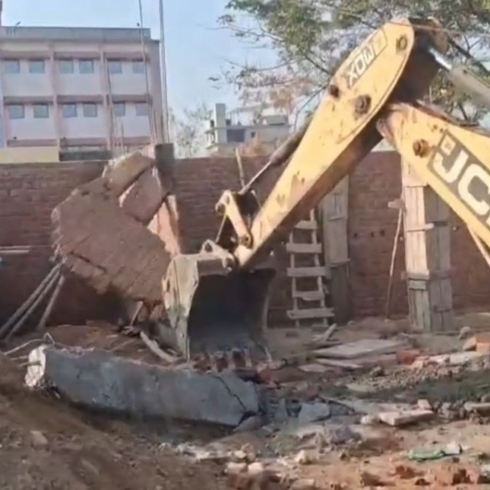 धनबाद में 8 लेन सड़क किनारे अतिक्रमण पर चला बुलडोजर:जिला प्रशासन ने दर्जनों अवैध दुकानों और मकानों को हटाया