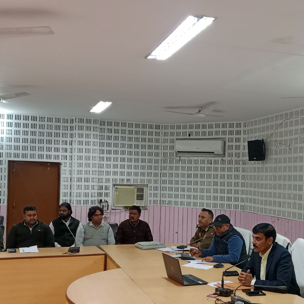 बलिया में नंबर प्लेट पर ग्रीस लगाकर बच रहे ट्रक:डीएम ने पुलिस को दी सख्त चेतावनी, कहा- कोई अवैध काम न होने दें