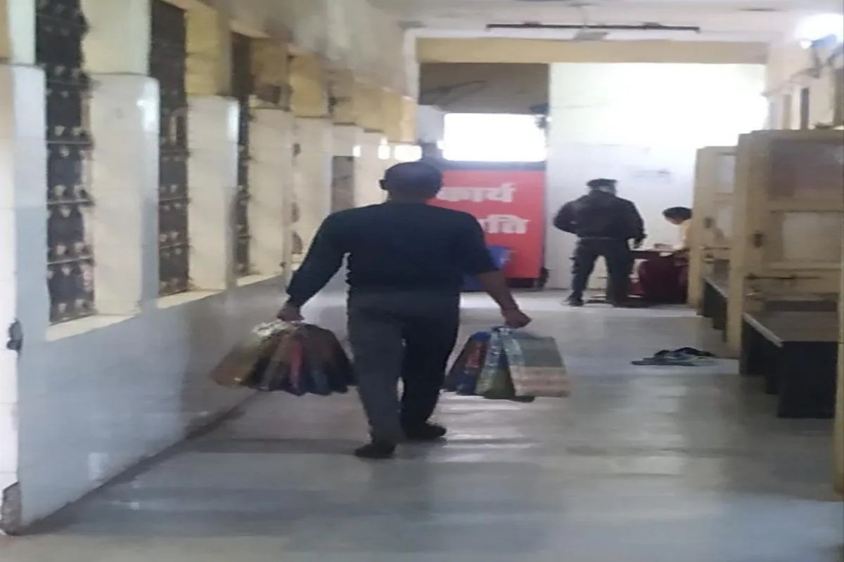 Watch the video… दुर्ग जिला अस्पताल बना शॉपिंग अड्डा, कपड़ा आ रहे फेरी वाले