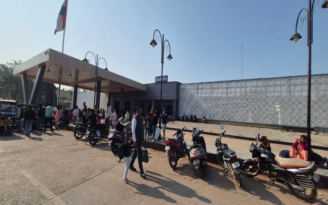 दमोह रेलवे स्टेशन पर सामान्य श्रेणी के लिए यात्री प्रतीक्षालय की मांग तेज