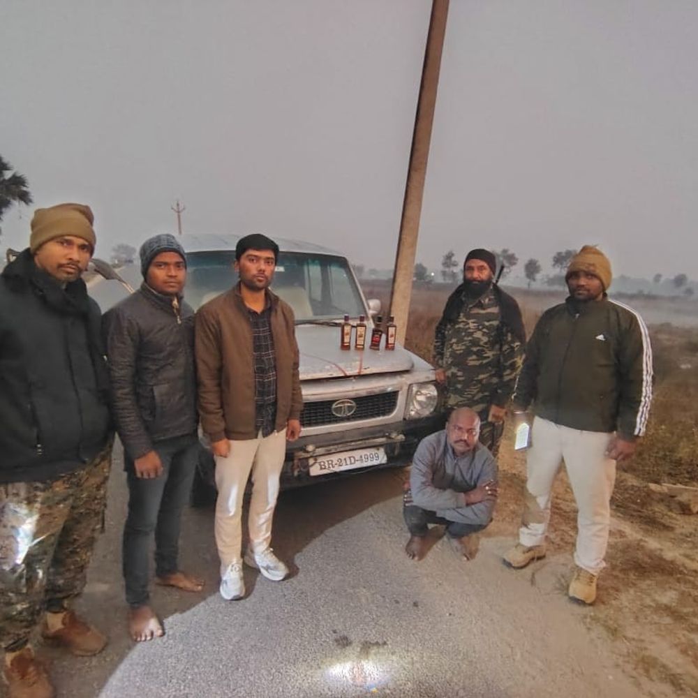 नवादा के नारदीगंज में तस्कर गिरफ्तार:दारू की 480 बोतल बरामद, 180 लीटर विदेशी शराब जब्त