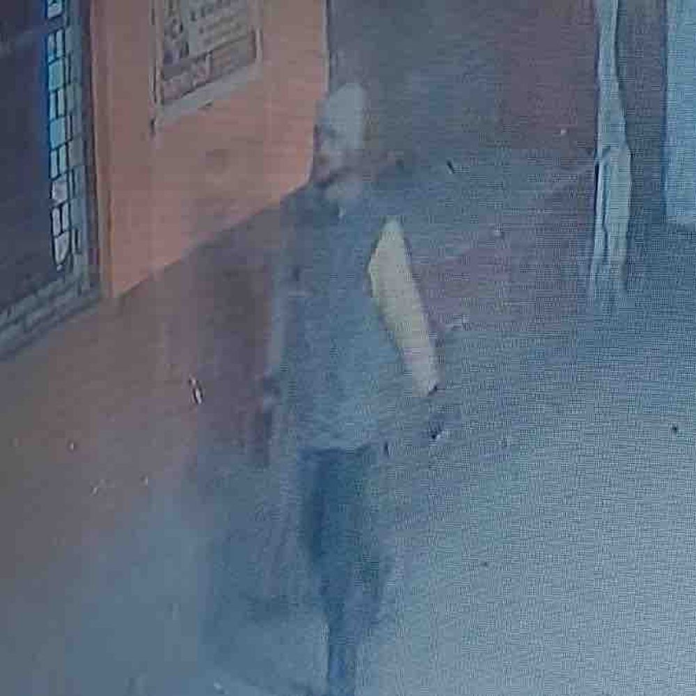 गोरखपुर में मंदिर के दानपात्र से चोरी:दानपात्र लेकर फरार हुआ आरोपी, CCTV में कैद हुई घटना, देखें VIDEO