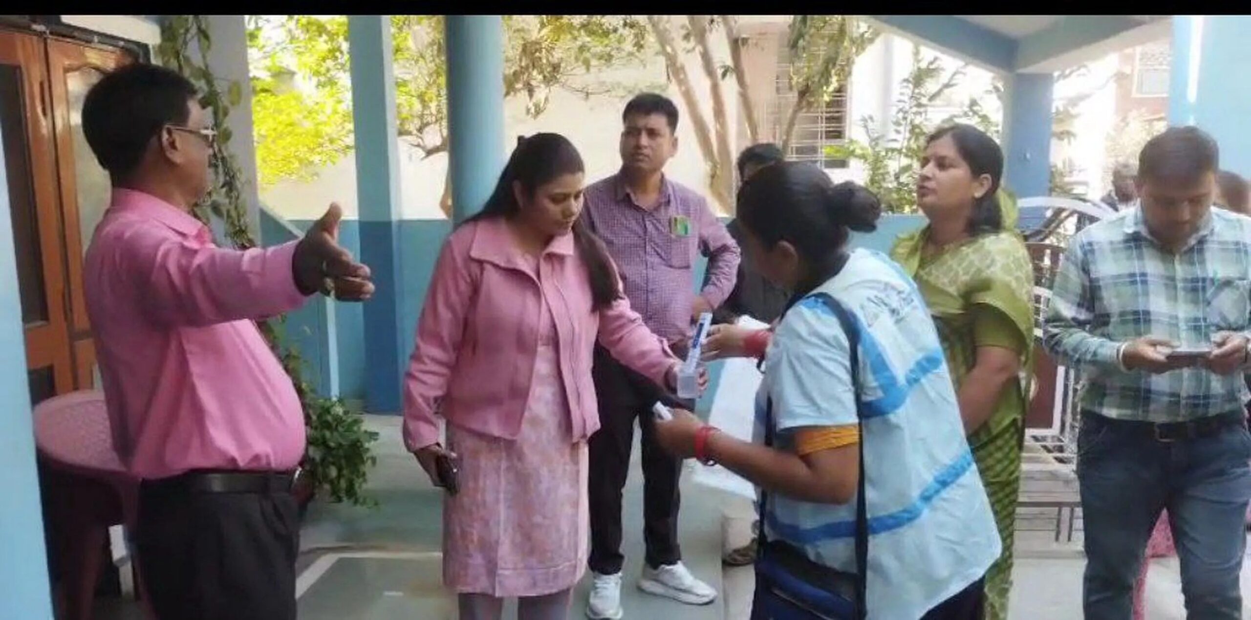 दूषित पानी : जनता बोली…मैडम पानी मटमैला, महापौर ने कहा टंकी एक है फिर गंदा पानी कहां से आ रहा