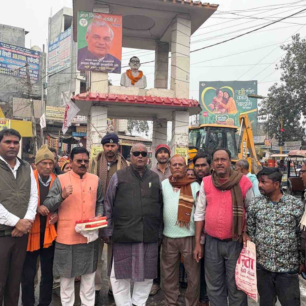 मोतिहारी में कर्पूरी ठाकुर जयंती पर श्रद्धांजलि:जनप्रतिनिधियों ने सामाजिक योगदान को याद किया, सिद्धांतों को अपनाने का आह्वान किया