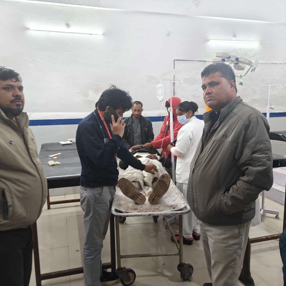 बाइक ठेला गाड़ी से टकराई, युवक घायल:कांग्रेस नेताओं ने अस्पताल पहुंचाया, पेटलावद के पम्पावती नदी पुल पर हादसा