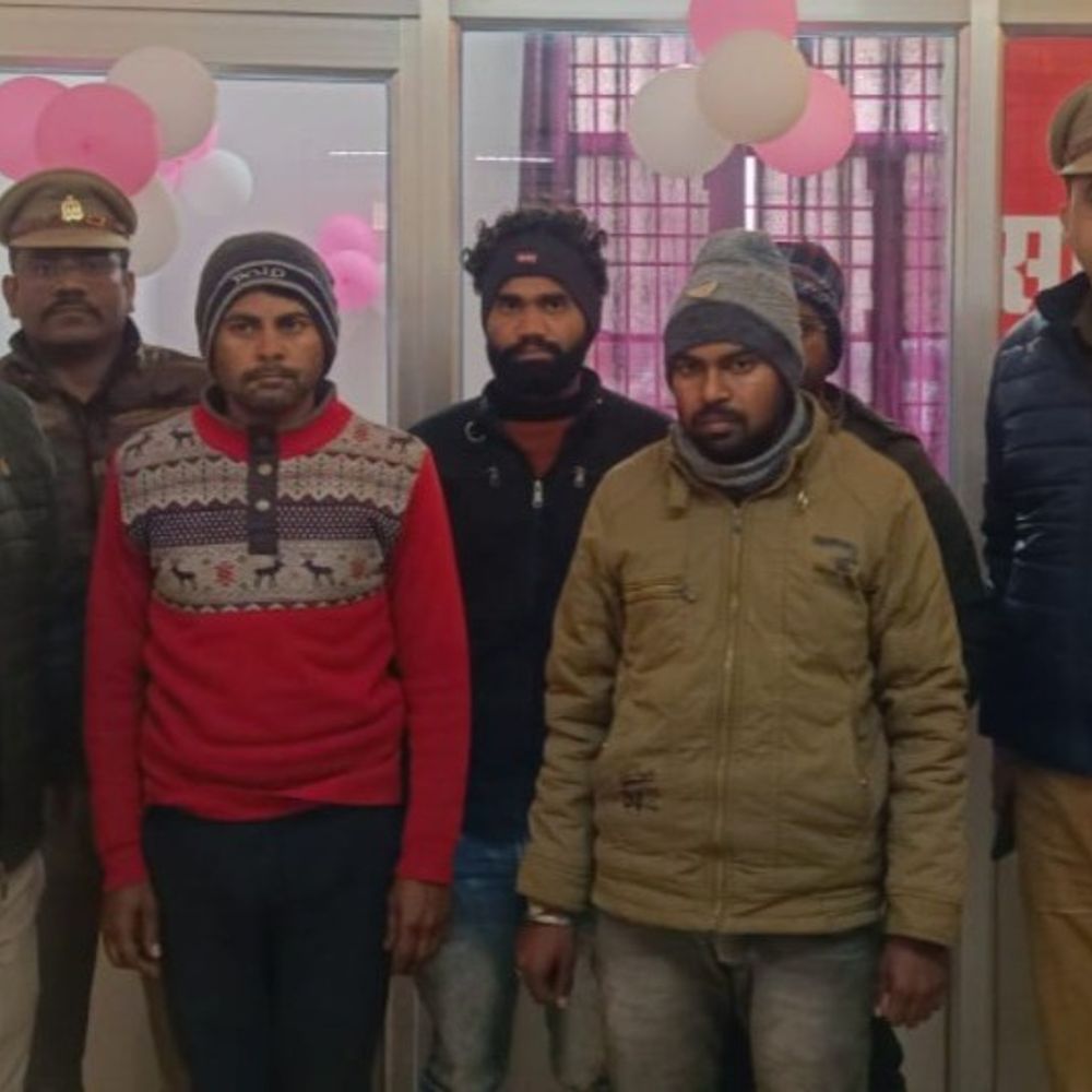 इटावा में साइबर ठगी गिरोह का भंडाफोड़:चार आरोपी गिरफ्तार, 73 फर्जी सिम कार्ड बरामद