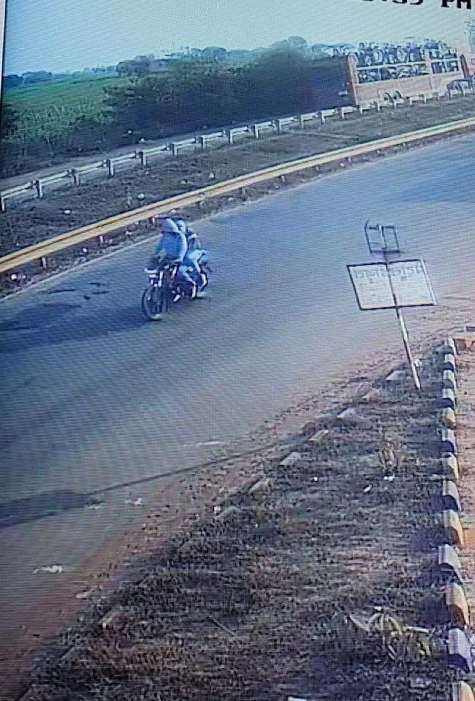 हाइवे पर बाइक सवार बदमाशों दो लोगों से दो लाख लूटे