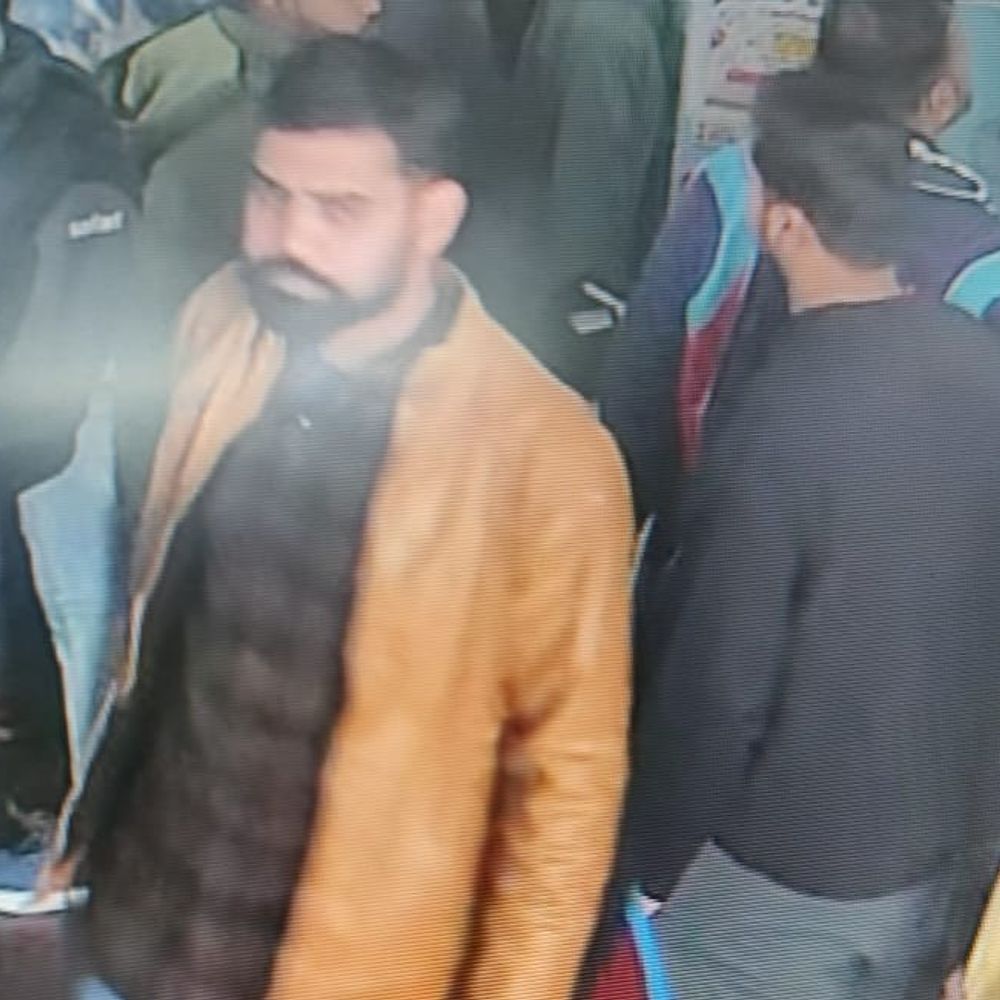 डुमरांव में हाईटेक अस्पताल परिसर से बाइक चोरी:दोपहर 2 बजे की घटना, CCTV में कैद सभ्य दिखने वाला चोर, पुलिस जांच में जुटी