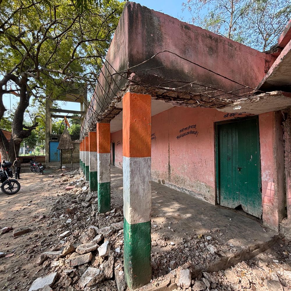 सबलपुर स्कूल में प्रार्थना के दौरान गिरा छज्जा:सोनपुर में जर्जर भवन का हिस्सा गिरने से बड़ा हादसा टला, बच्चे सुरक्षित